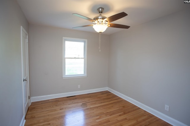 empty room featuring light wood-style flooring, ceiling fan, and baseboards