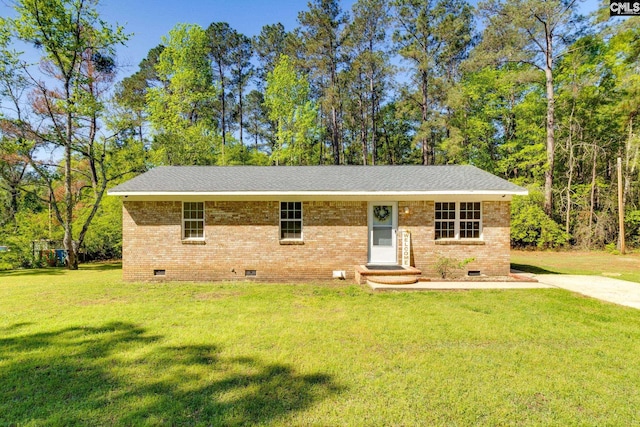view of front facade featuring brick siding, crawl space, and a front lawn