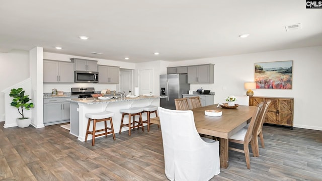 dining space featuring baseboards, dark wood-style floors, visible vents, and recessed lighting