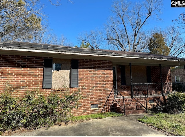 1115 Robinson St, Hartsville, SC 29550 - single story home featuring a porch, brick siding, and crawl space
