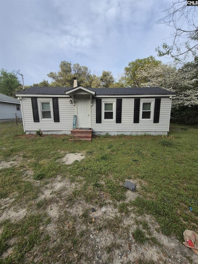 manufactured / mobile home featuring a front lawn
