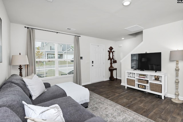 living room featuring wood finished floors, baseboards, visible vents, and recessed lighting