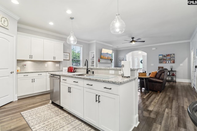 kitchen featuring arched walkways, ceiling fan, an island with sink, dark wood finished floors, and stainless steel dishwasher