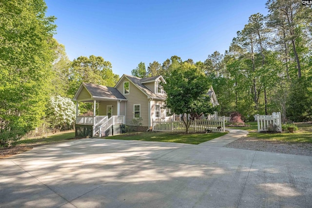 107 Turkey Ridge Ln, Lugoff, SC 29078 - view of front of home featuring fence and covered porch