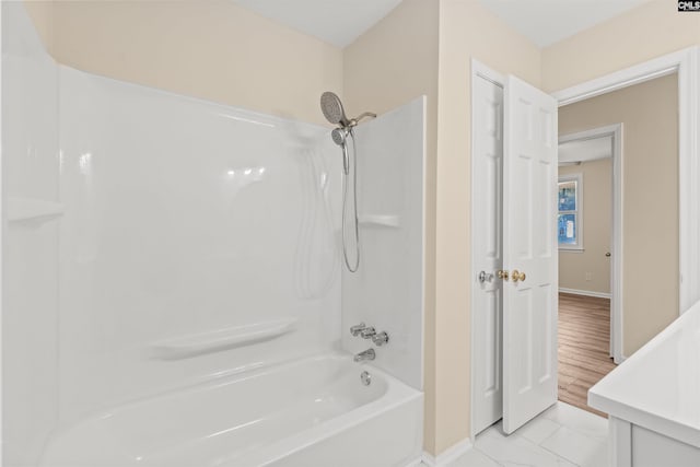 1015 Mandel Dr, Columbia, SC 29210 - bathroom with baseboards and washtub / shower combination
