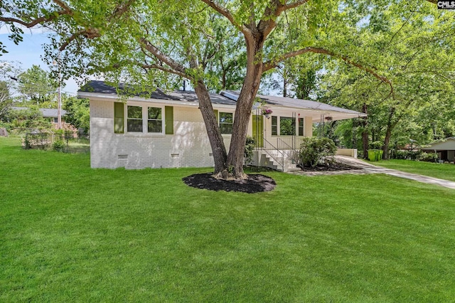 single story home with brick siding, a front lawn, crawl space, and driveway