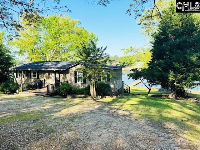 view of front of house featuring a front yard