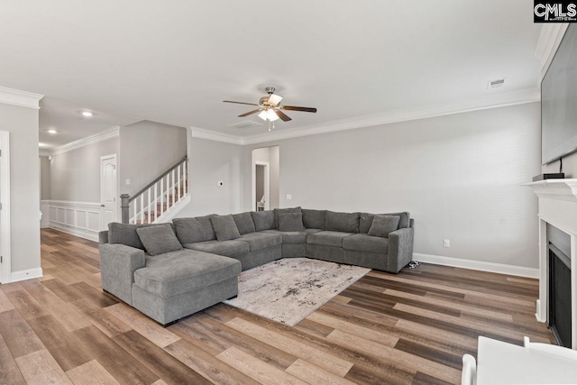 living area with crown molding, wood finished floors, ceiling fan, visible vents, and recessed lighting