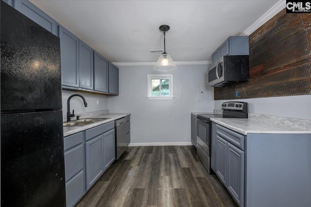 kitchen featuring dark wood-style flooring, stainless steel appliances, gray cabinets, and a sink