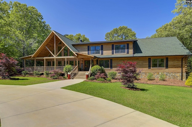 view of front facade featuring a porch and a front yard