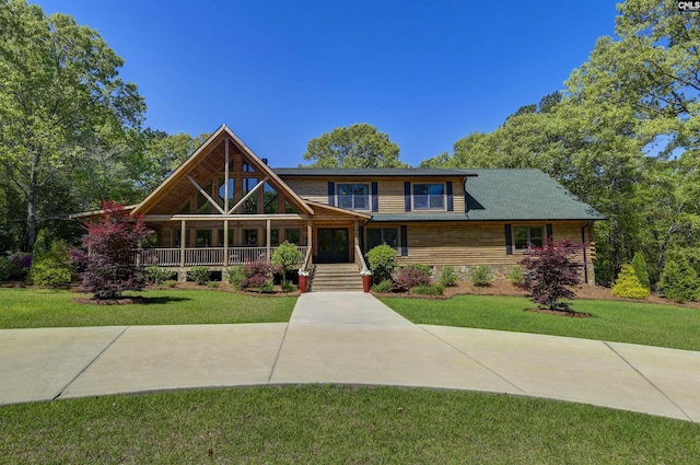 view of front facade featuring a porch and a front lawn