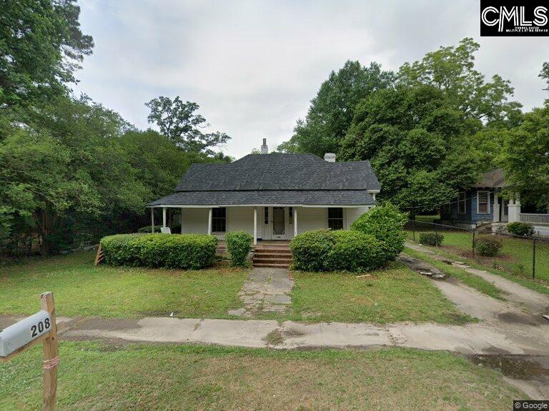 bungalow with roof with shingles, fence, a front yard, and covered porch