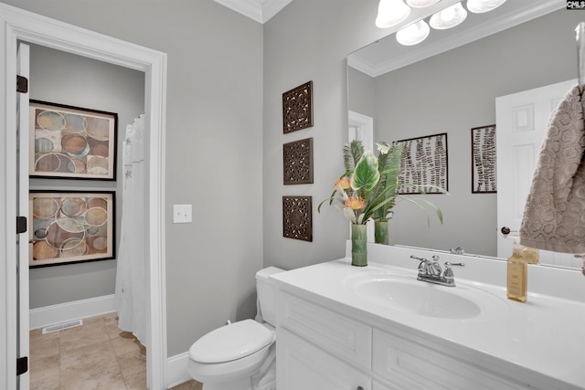 full bath featuring crown molding, visible vents, baseboards, toilet, and vanity