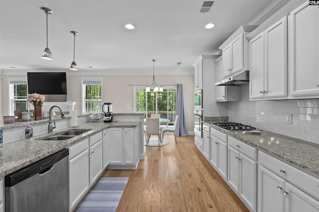 kitchen featuring light wood-style floors, appliances with stainless steel finishes, a sink, white cabinetry, and visible vents