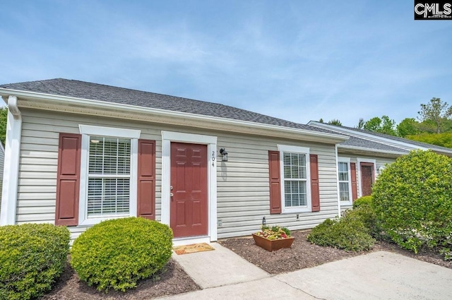 view of front of property featuring a shingled roof