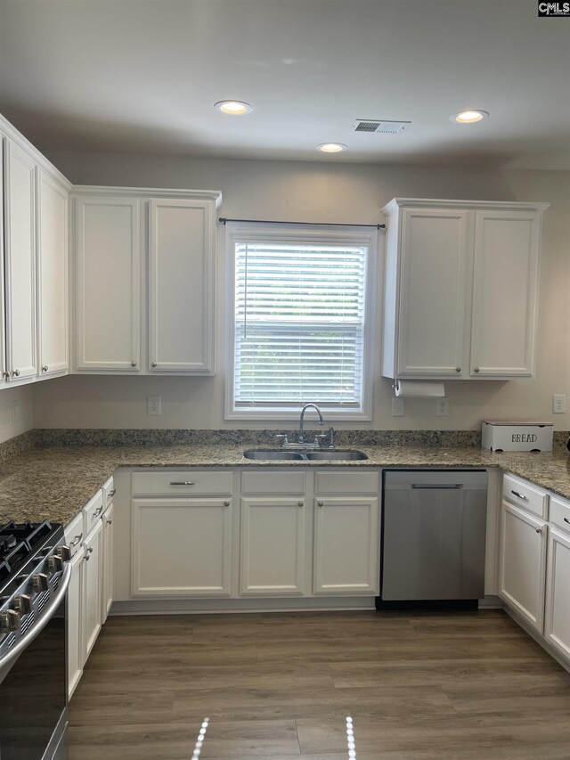 kitchen with recessed lighting, appliances with stainless steel finishes, white cabinets, a sink, and visible vents