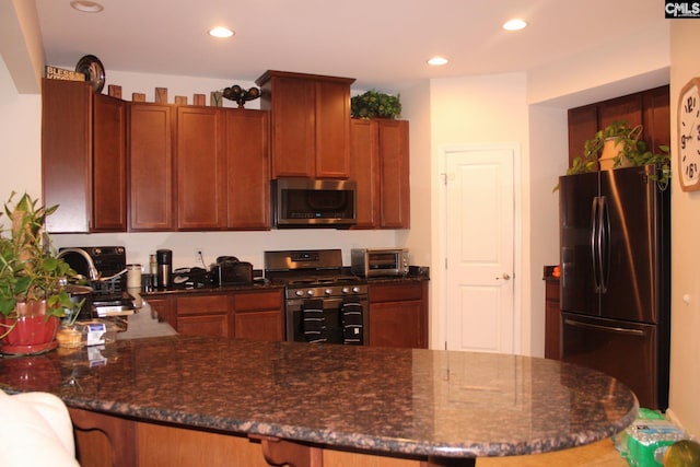640 Mangrove Trl, Columbia, SC 29229 - kitchen with recessed lighting, appliances with stainless steel finishes, a toaster, and a peninsula