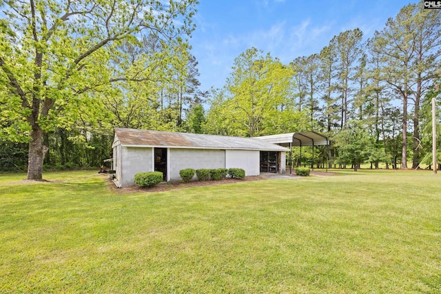 view of pole building featuring a carport and a yard