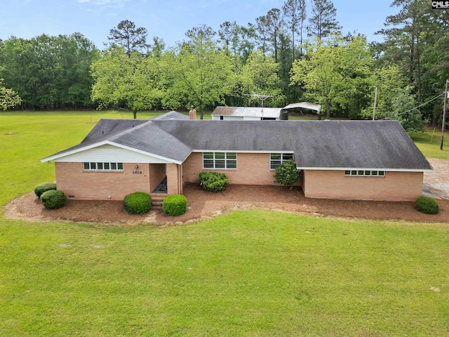 view of front of property featuring a front lawn and roof with shingles