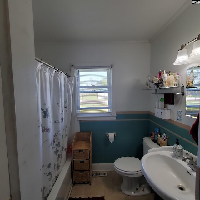 full bathroom featuring a sink, toilet, visible vents, baseboards, and ornamental molding