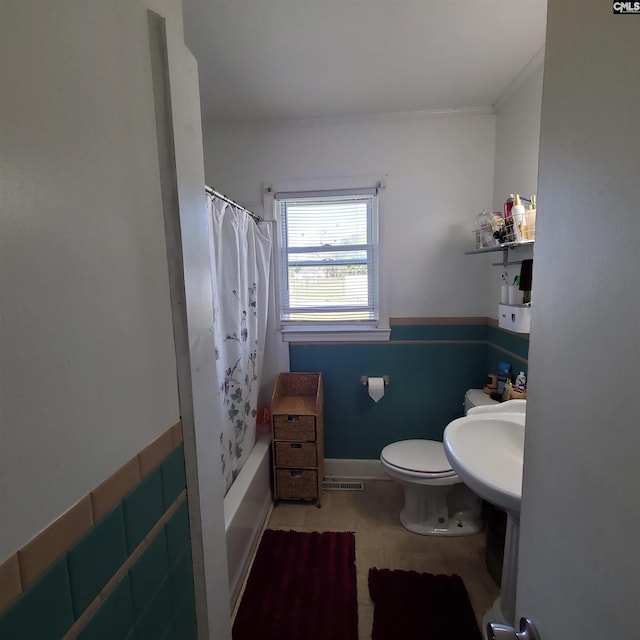 bathroom featuring visible vents, shower / bath combo with shower curtain, toilet, and tile patterned flooring
