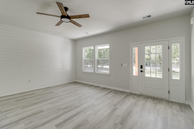 entrance foyer featuring light wood finished floors, visible vents, ceiling fan, and baseboards