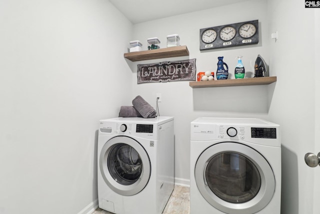 washroom with laundry area, baseboards, and independent washer and dryer