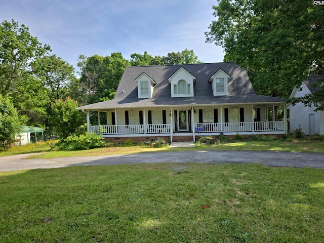 farmhouse inspired home featuring a porch, crawl space, and a front yard