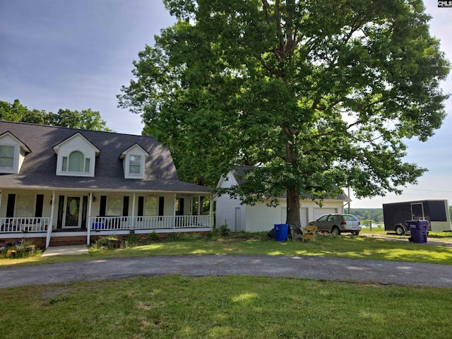 farmhouse-style home featuring a front lawn and covered porch
