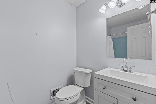 full bathroom featuring visible vents, vanity, baseboards, toilet, and a shower with shower curtain