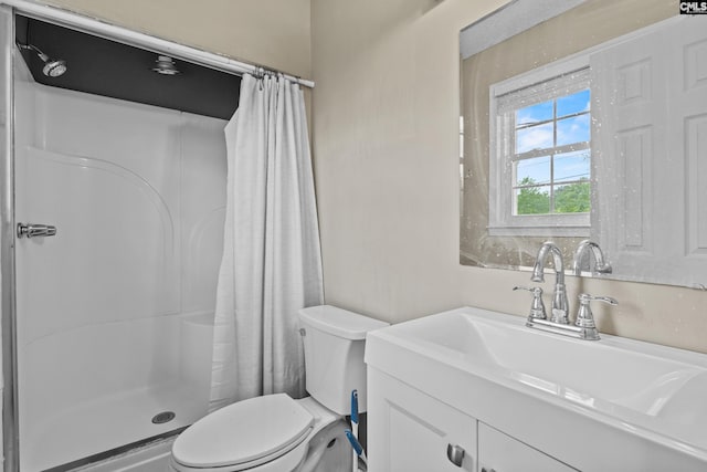 full bath featuring vanity, toilet, and curtained shower