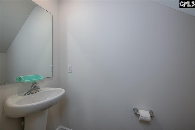 bathroom featuring a sink