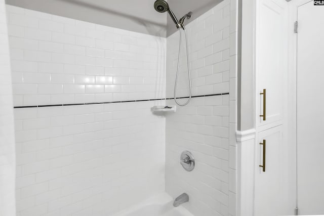 bathroom with bathtub / shower combination