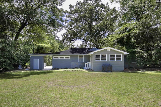 back of house featuring a lawn