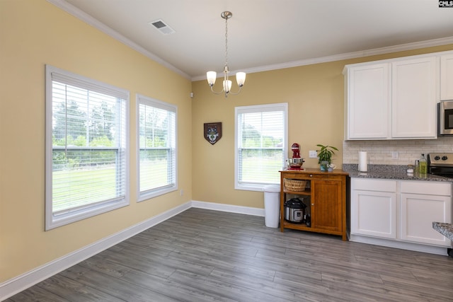 kitchen with visible vents, white cabinetry, a chandelier, backsplash, and stainless steel appliances