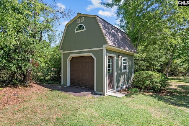 view of detached garage