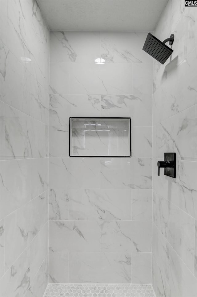 bathroom featuring a tile shower