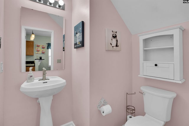 472 Westmoreland Rd, Columbia, SC 29229 - half bath with toilet, vaulted ceiling, and built in features