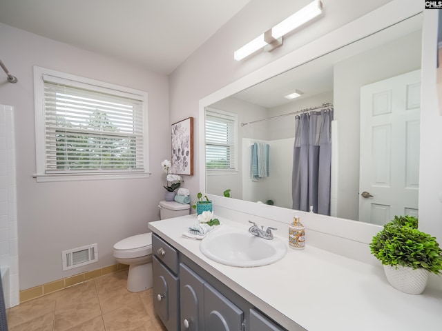 bathroom featuring visible vents, a healthy amount of sunlight, a shower with curtain, and toilet