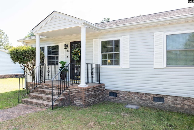 view of front of property featuring a front lawn and crawl space