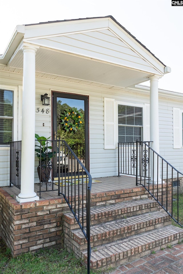 property entrance featuring a porch