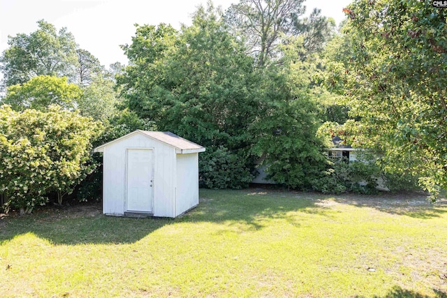 view of yard featuring an outdoor structure and a shed