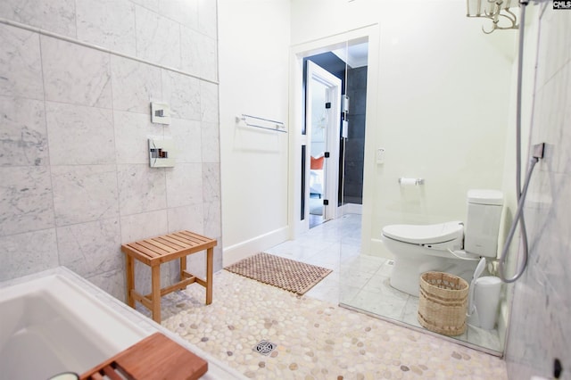 full bath with toilet, baseboards, a notable chandelier, and a bathtub