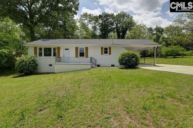 ranch-style home with crawl space, driveway, and a front yard