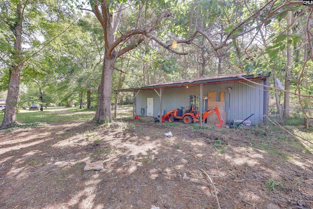 view of outdoor structure featuring an outbuilding