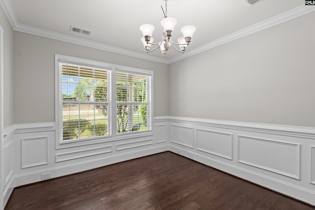 spare room featuring crown molding, a notable chandelier, visible vents, and dark wood-type flooring