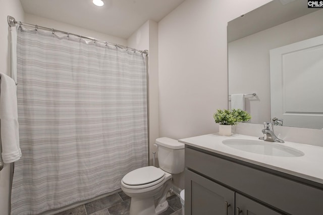 full bath featuring vanity, recessed lighting, a shower with shower curtain, and toilet