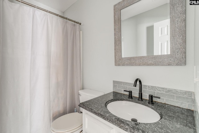 full bath featuring vanity, tasteful backsplash, toilet, and curtained shower