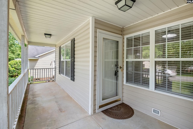 entrance to property featuring a porch