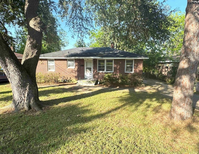 view of front of home featuring a front lawn and brick siding